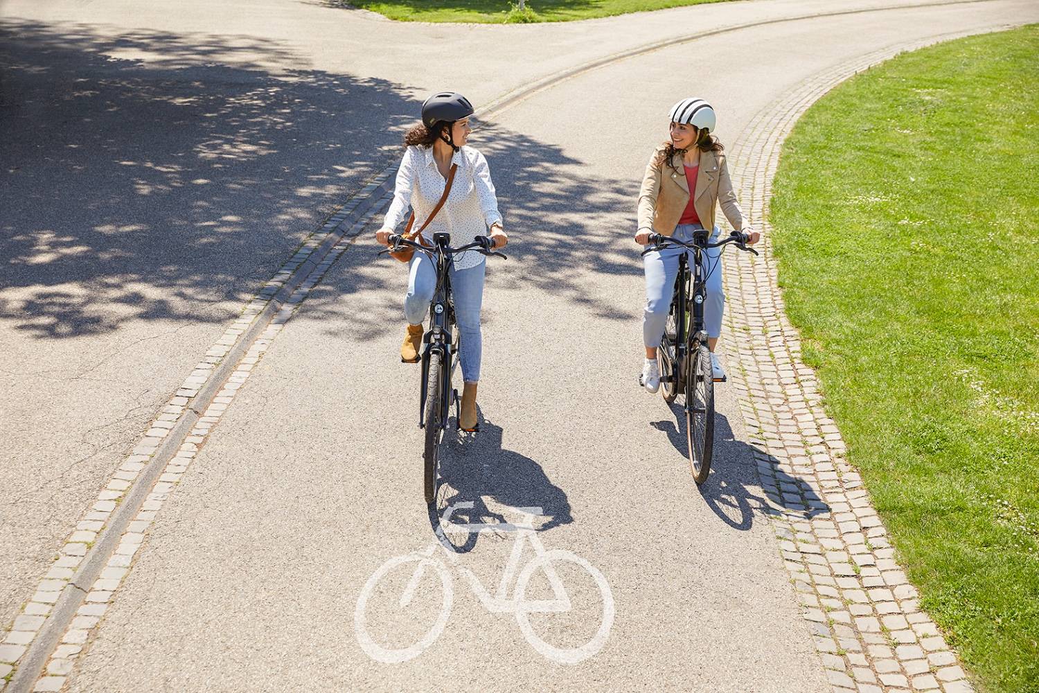 kobiety jadące na rowerach miejskich Gazelle