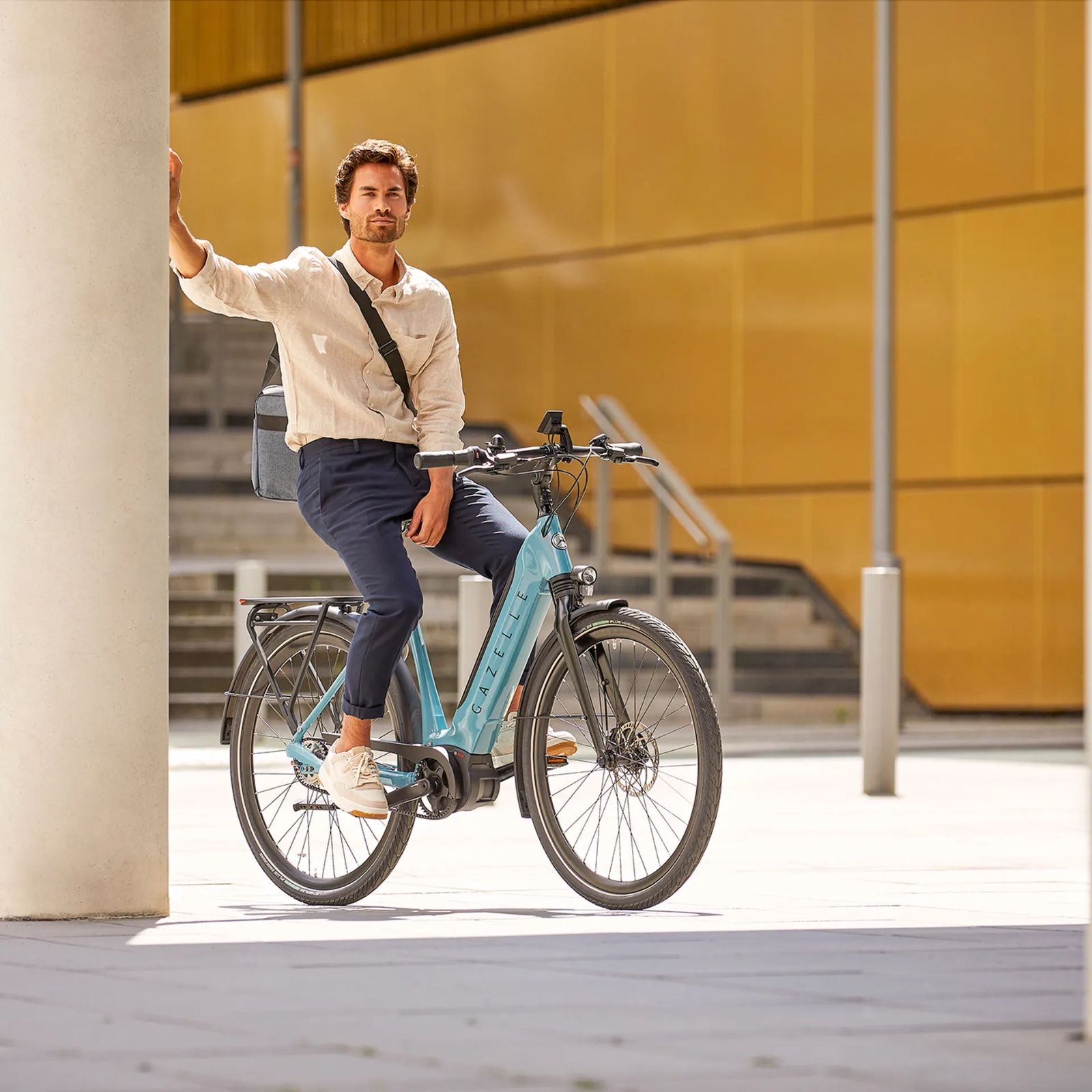 mężczyzna na rowerze elektrycznym Gazelle