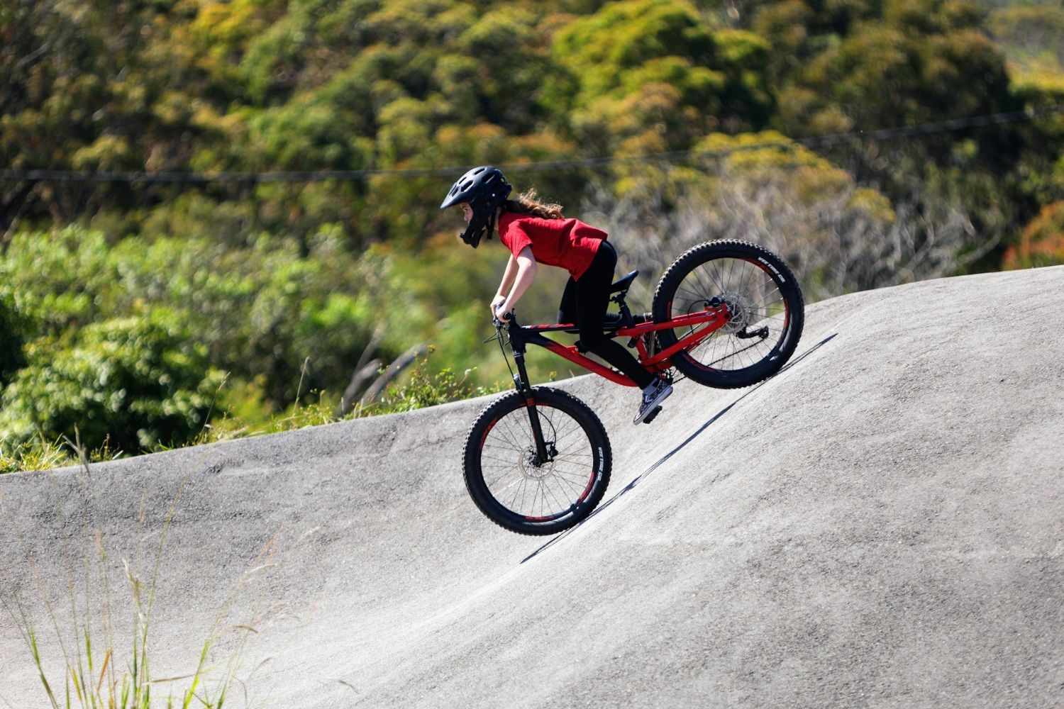 dziecko zjeżdżające na rowerze górskim mtb junior