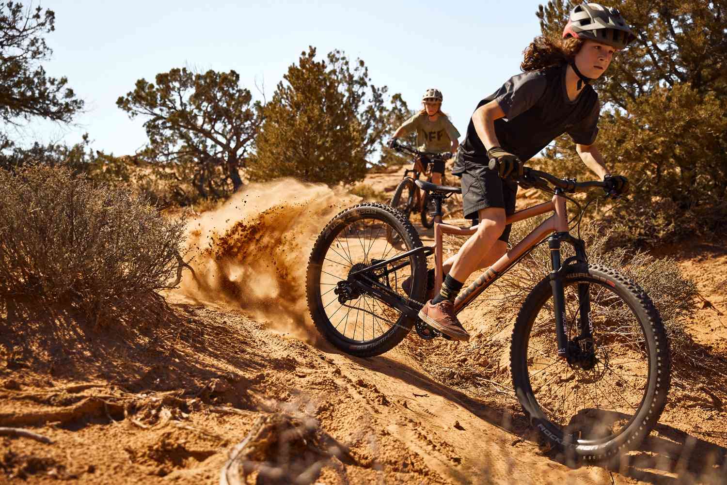 rower MTB dla nastolatka w terenie – jazda po piasku i leśnej ścieżce, dynamiczna jazda młodzieżowa
