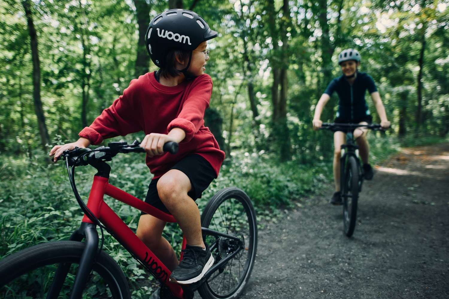 lekki rower dla nastolatka w lesie – wygodna jazda rekreacyjna na rowerze młodzieżowym