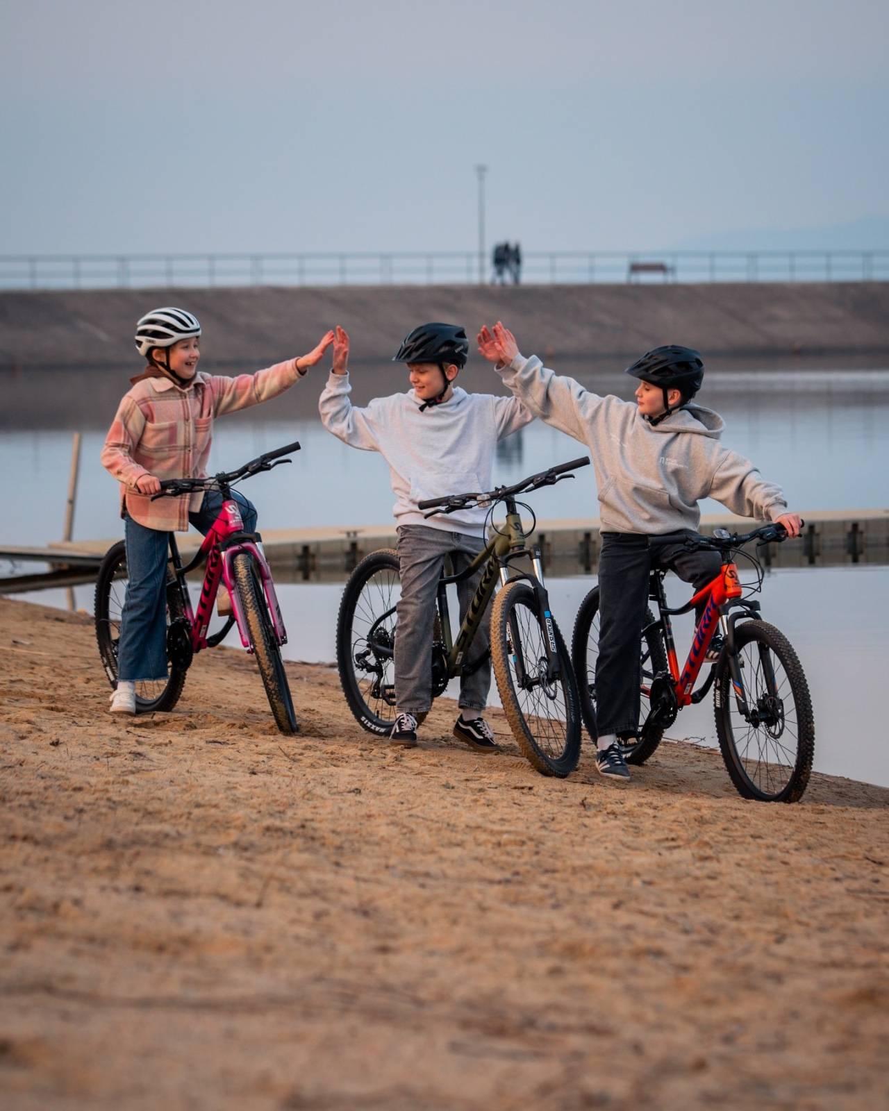 rowery dla nastolatków nad jeziorem – rekreacyjna jazda młodzieżowa, rowery MTB dla dzieci i młodzieży