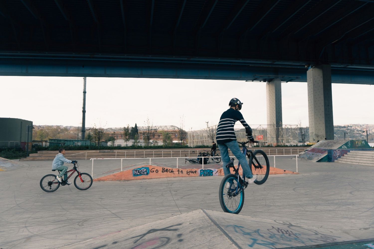 nastolatek na rowerze MTB wykonujący trik w skateparku – rower młodzieżowy do jazdy miejskiej i freestyle