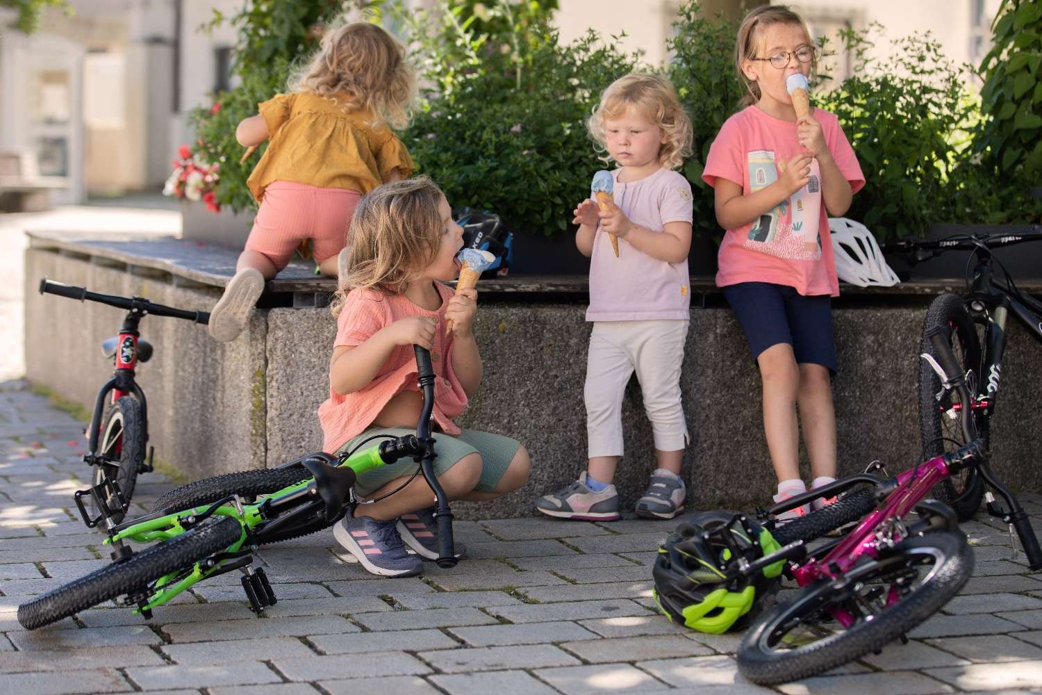dzieci na lekkich rowerkach kubikes