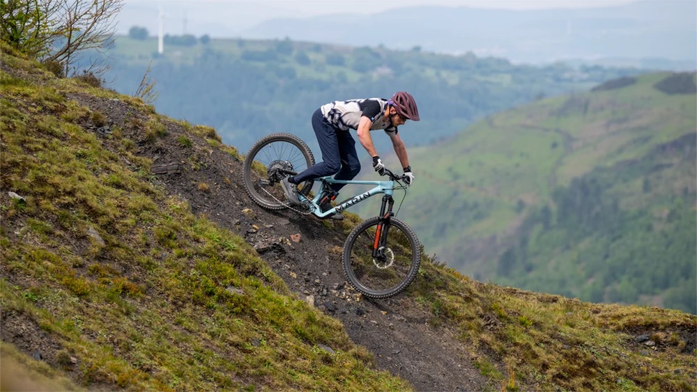 Rowerzysta na rowerze górskim Marin podczas jazdy po stromym górskim szlaku