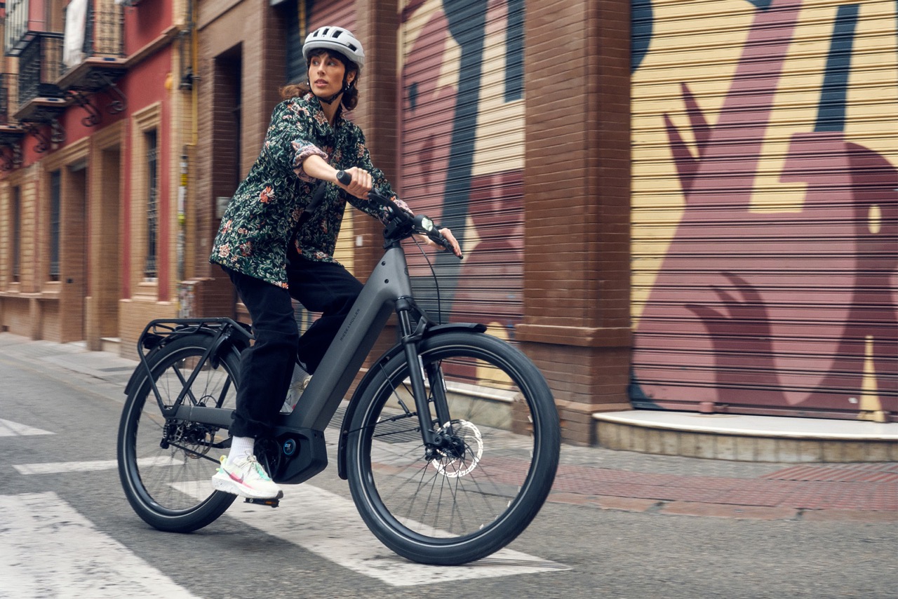 kobieta na rowerze riese muller